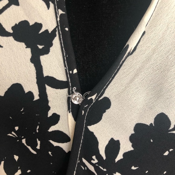 B/W floral blouse - Picture 3 of 4